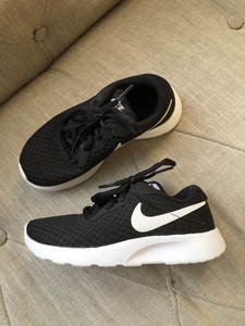 girls black nike tennis shoes