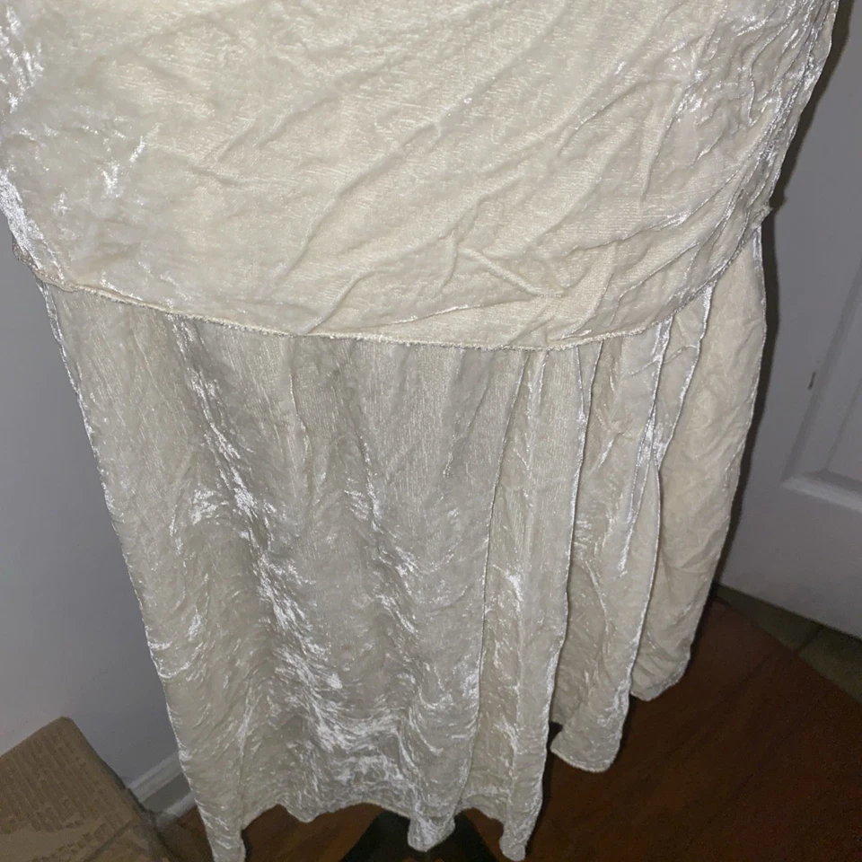 VINTAGE LATE 1920'S VELVET DROP WAIST DRESS WITH RHINESTONE BROOCH - Image 3 of 4