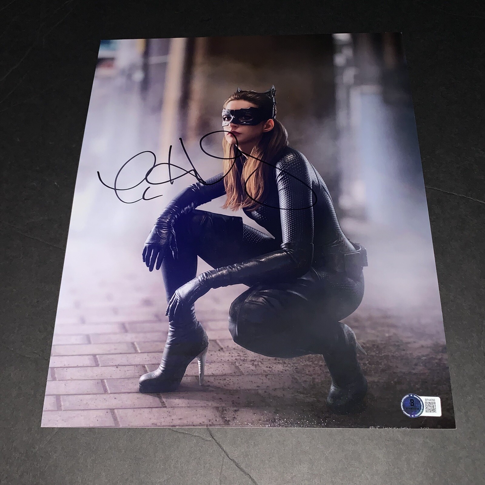 Anne Hathaway Signed Dark Knight Rises Catwoman 11x14 Photo Beckett BAS