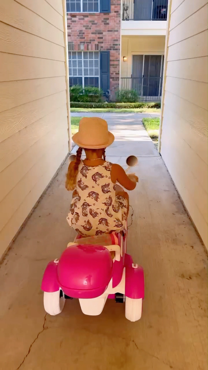 TAMCO - Motocicleta eléctrica para niños, motocicleta de 12 V con carreras de mano, freno de pie, ruedas de iluminación, juguetes para 3, 4, 5, 6 años TAMCO - Motocicleta eléctrica para niños, motocicleta de 12 V con carreras de mano, freno de pie, ruedas de iluminación, juguetes para 3, 4, 5, 6 años