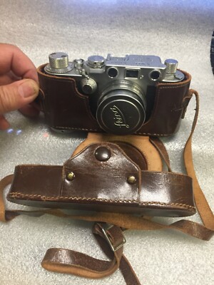 LEICA D.R.P. ERNST LEITZ WETZLAR WITH LEATHER CASE AND LENS HOOD -- #555670