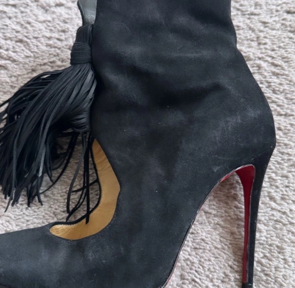 Bota de tornozelo Christian Louboutin Lipbooty feminina camurça tamanho 35 euro ou 5 EUA - Imagem 3 de 4