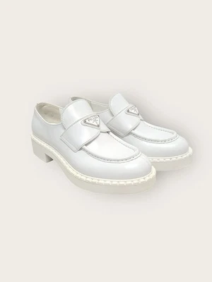 Prada Mocassins en cuir brossé avec logo triangulaire blanc 135285030 [U] - Photo 1/4