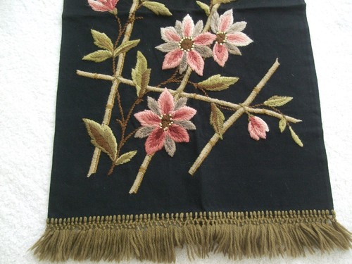 ANTIQUE WALL HANGING HAND MADE WOOLEN EMBROIDERY, C.1900 - Picture 2 of 4