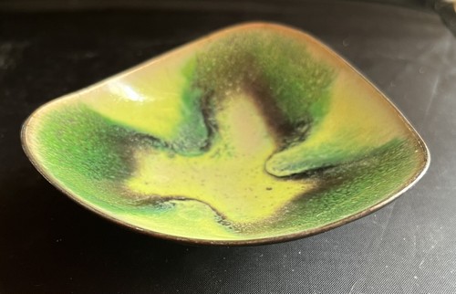 EINE KLEINE SCHMUCKSCHALE AUS EMAILLEGESCHIRR ABSTRAKTEM DESIGN. Keine Chips/Risse.