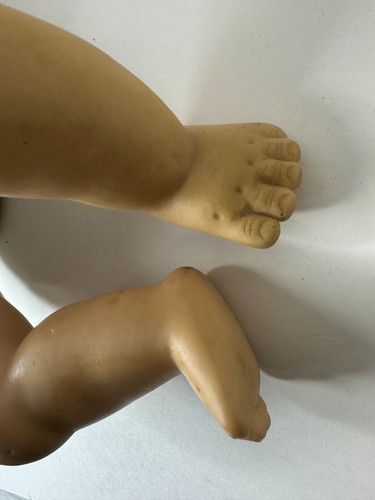 Cavaliere vintage (?) Baby Doll Testa di Plastica Dura,Gomma Arti Panno Corpo 19" CARINO - Foto 10 di 15