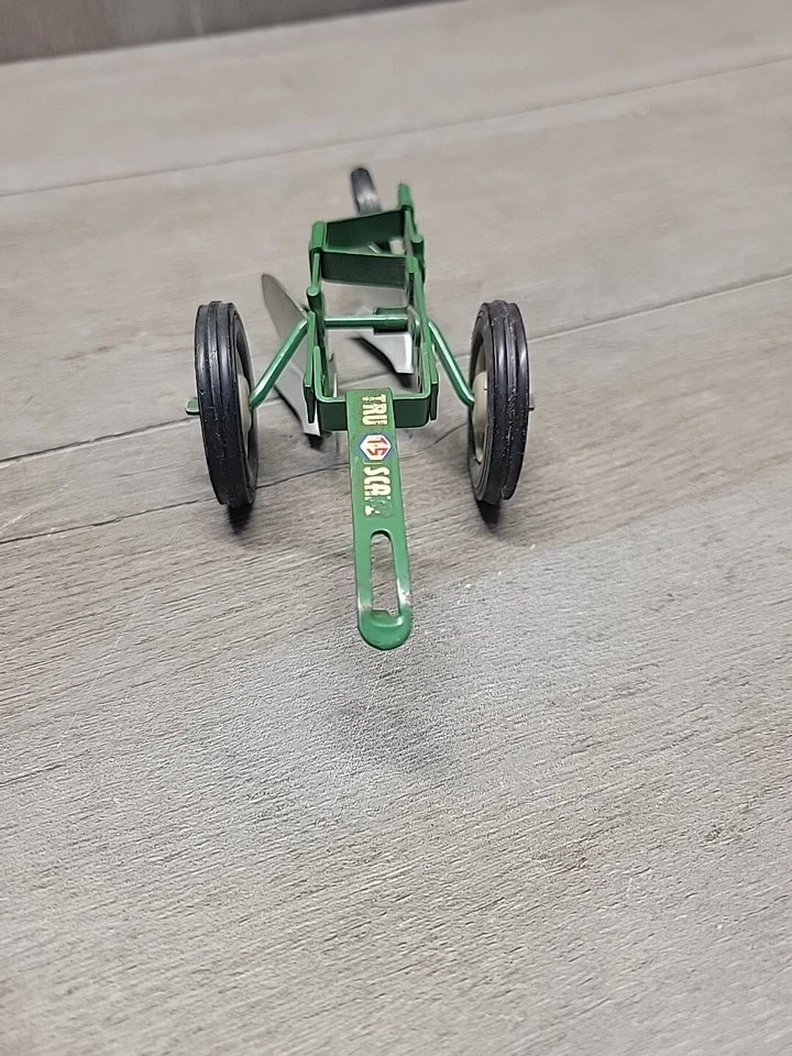 VINTAGE TRU SCALE 2-BLADE 2 CUTS GREEN TRACTOR PLOW ATTACH. 2 BLACK RUBBER TIRES - Image 4 of 4