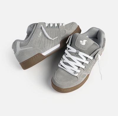 DVS Celsius grau weiß Gummi Wildleder Skateboarding Turnschuhe Sneakers KOSTENLOSE OHRHÖRER