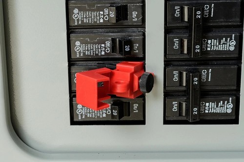 Brady 120/277V CLAMP-ON W/CLEAT BREAKER LOCKOUT DEVICE A1 - Picture 4 of 6