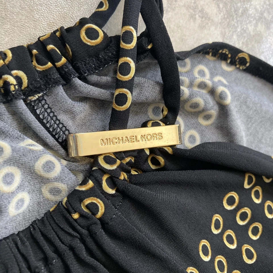 Blusa Michael Kors para mujer talla mediana hombro frío negra dorada logotipo herrajes Foto 3 de 4