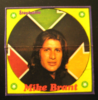 Rare Autocollant Sticker d' un magazine STEPHANIE avec le chanteur MIKE BRANT