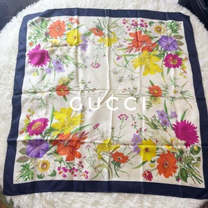 GUCCI Foulard en Soie Floral Multicolore 90cm x 90cm pour Femme Accessoire Élégant