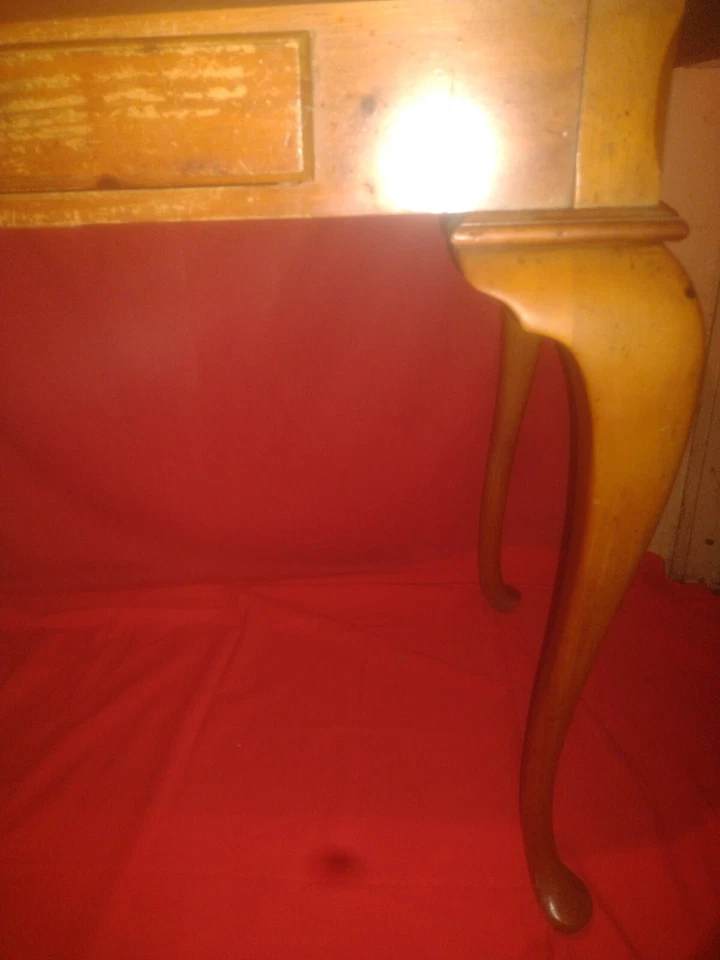 Mesa auxiliar grande de nogal de American tm. De Martinsville. Foto 4 de 4