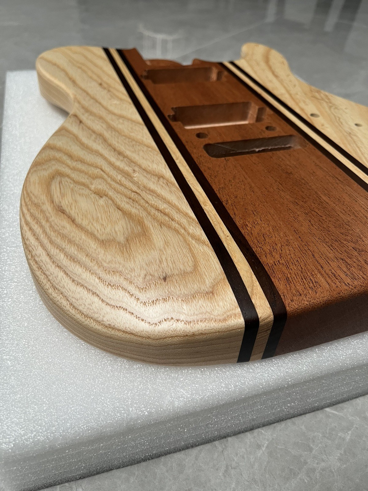 Corpo chitarra artigianale in frassino e mogano foto 4