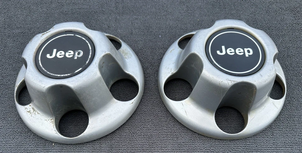 Juego de DOS - Tapacubos centrales de rueda Jeep Wrangler plateados P/N 52057618 Foto 2 de 4