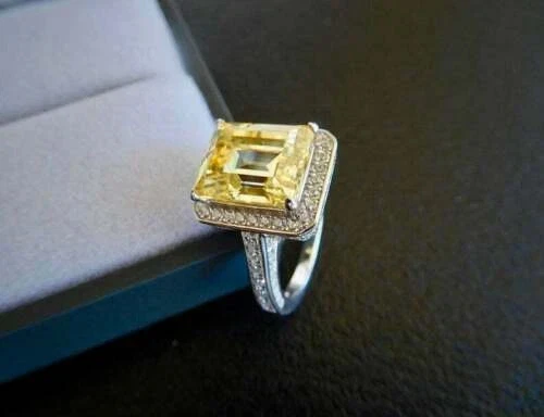 Alianza de oro blanco de 14 K con halo de diamantes y citrino amarillo corte esmeralda de 2,5 quilates Foto 2 de 4