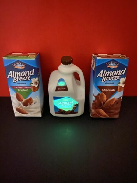 ZURU 5 SURPRISE MINI BRANDS Series 2 Almond Breeze Almond milk Chocolate 