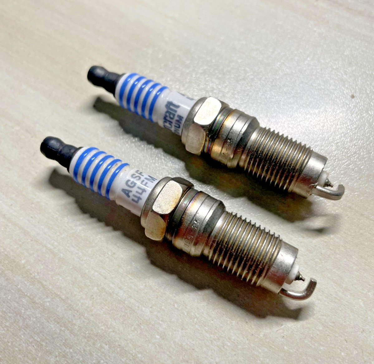 LOT OF 2 - Motorcraft Spark Plugs AGSF44FM/ 6105 / SP482