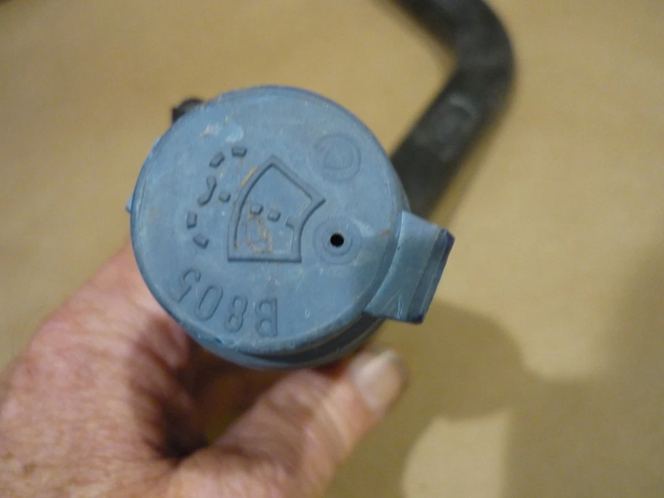 Maserati 4200 cupé/spyder - cuello de relleno para lavadora de parabrisas - P/N 664421200 Foto 3 de 4