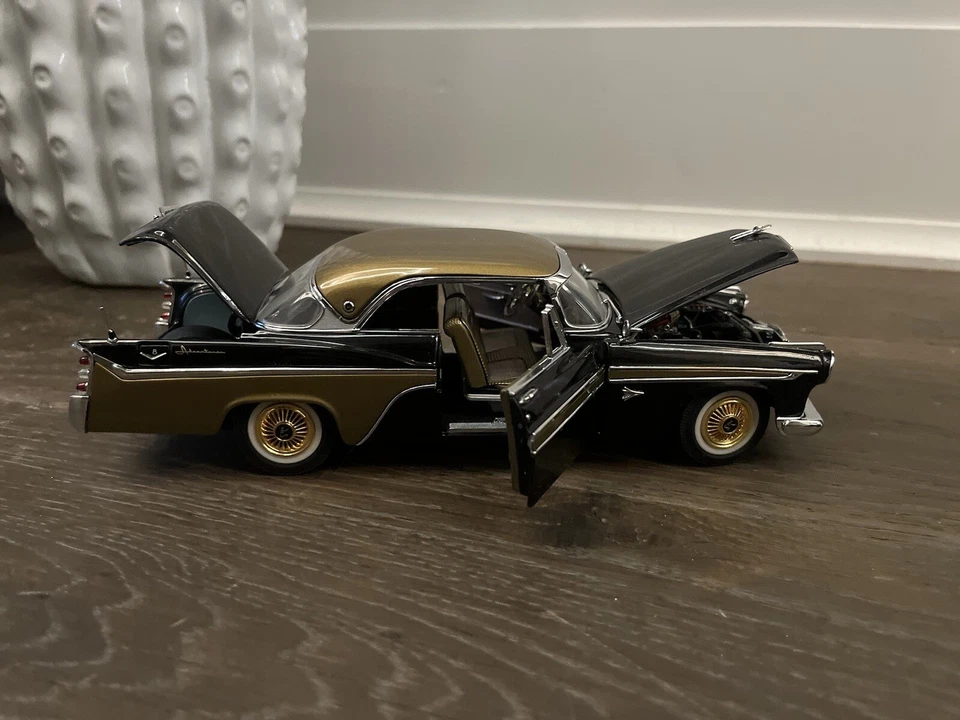 Coche de aventurero Danbyry 1956 Desoto negro/oro escala 1:24 fundido a presión Foto 2 de 4