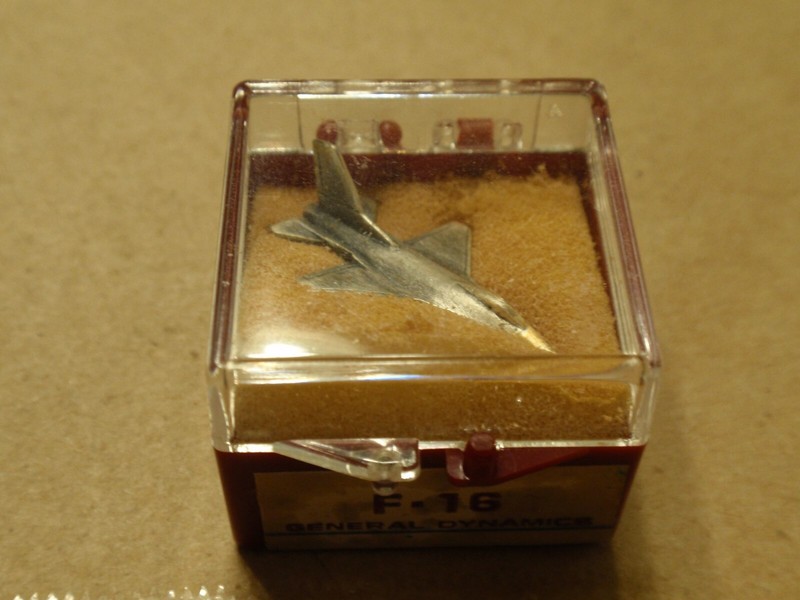 GENERAL DYNAMICS F 16 PIN IN CASE PLUS FIVE OTHER ASSORTED JET PLANE PINS