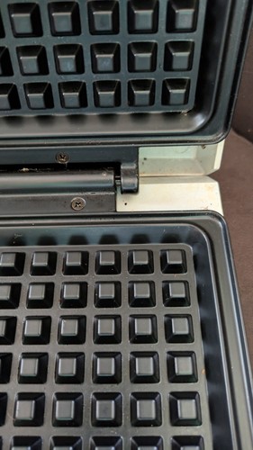 Toastmaster Family WAFFLE BAKER Maker Large 4 Waffles Model 287 CRACK on Handle - Picture 7 of 17