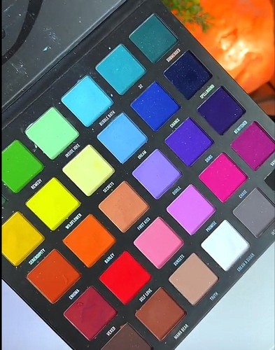 Blend Bunny Cosmetics Blends 30 Pan Eyeshadow Eye Palette New In Box - Picture 2 of 2