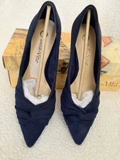 BELLA VITA Pettigrew Navy Blue Faux Super Suede Kitten Heel Twist Accent NEW 7.5
