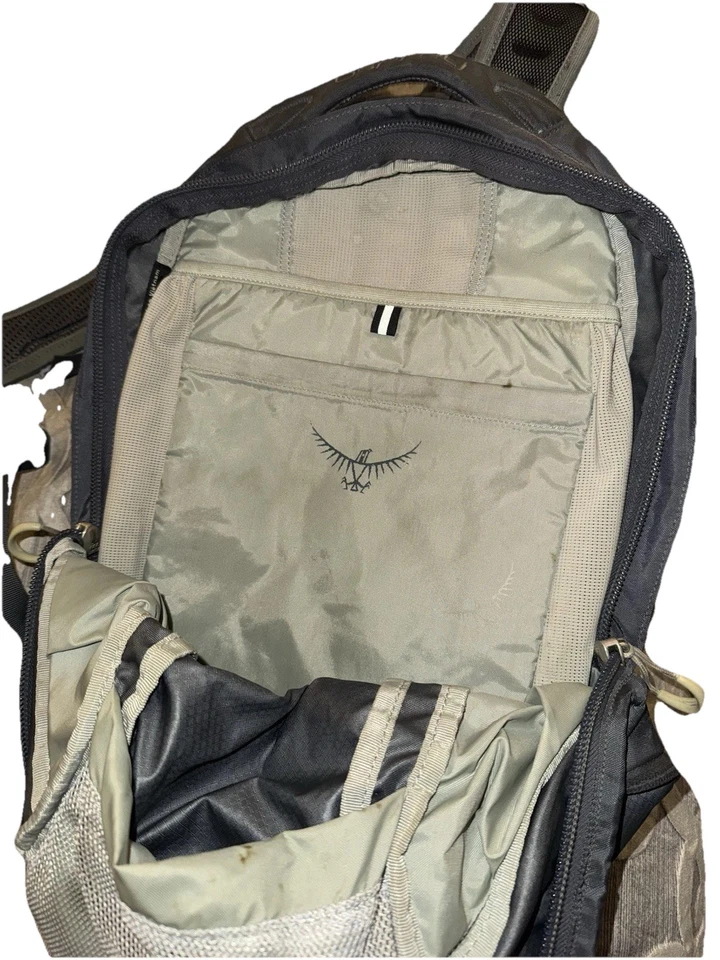 Mochila para portátil y tableta Osprey Axis gris negra excelente estado Foto 2 de 4