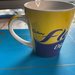 Cadbury Flake Dipped Mug gelb lila Schokolade Werbetasse 2008
