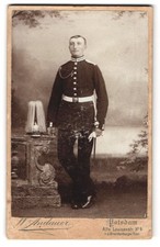 Fotografie Wilhelm Andauer, Potsdam, Soldat in Gardeuniform mit Schützenschnur  