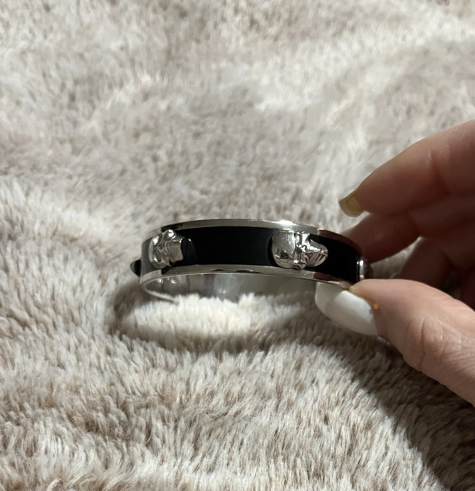 Bracciale Alexander McQueen con teschio in metallo nero e argento