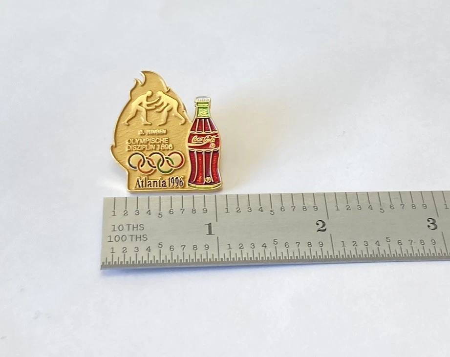Prendedor esmaltado vintage de lucha libre de los Juegos Olímpicos de Atlanta botella de Coca Cola ortografía alemana Foto 4 de 4