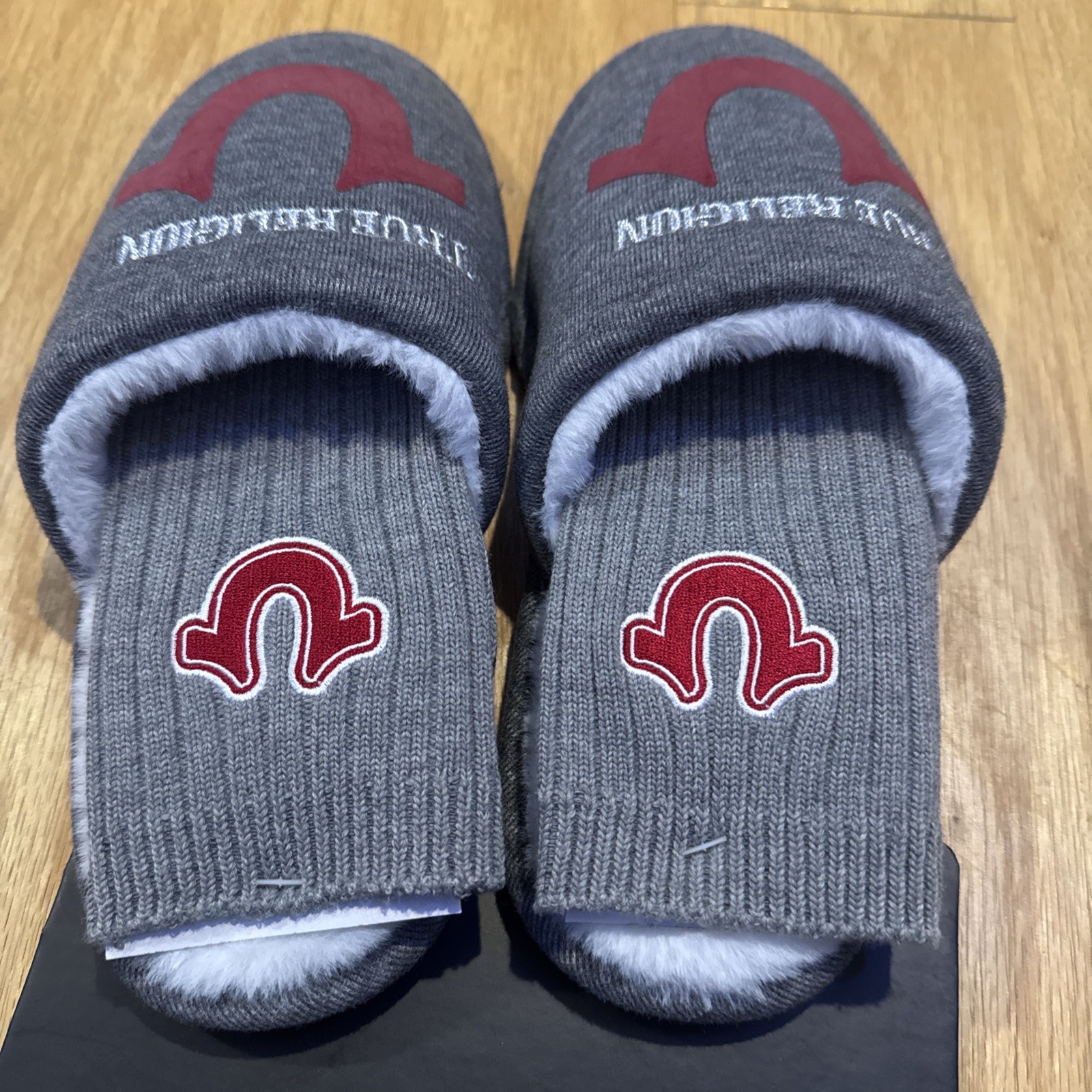 True Religion Men’s Slipper & Sock Set Gray and Red Size 7-8 NEW thumbnail 2