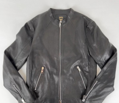 $1950 MCM Mens Black Leather Zip Up Bomber Jacket w/Plaque and Logo MHJASMV07BT0