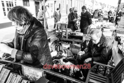 FOTO GEBRAUCHTER BUCHSTAND FAVERSHAM MARKT EIN WILLKOMMENER VERKAUF FÜR DEN BESITZER