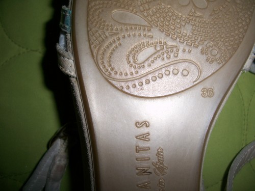Hispanitas Vintage 2012 White Sandals with Flower - Picture 2 of 17