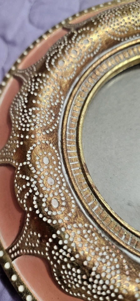 Hermoso marco redondo boho rosa y dorado, Concepts in Time New York Foto 3 de 4