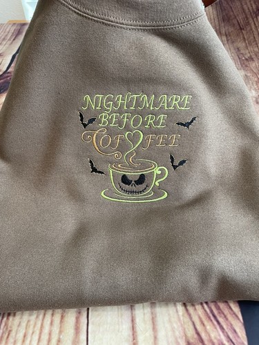 Neu! Hanes Nightmare Before Coffee individuell besticktes braunes Halloween Sweatshirt - Bild 5 von 9