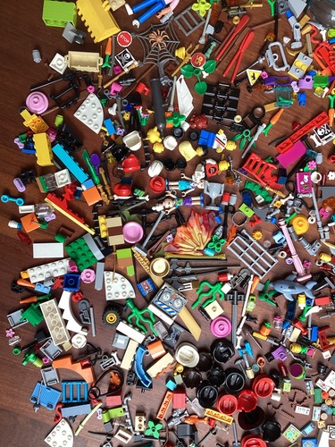 Lego gemischte Ersatzteile 830 g Waffen Werkzeug Essen Tiere Figuren Hüte - Bild 3 von 15