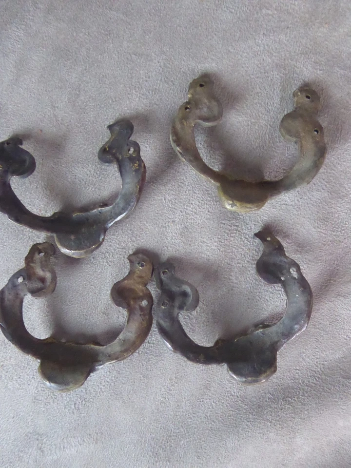 QUATRE JOLIES POIGNEES en bronze d'ameublement. Anciennes. - Photo 4/4