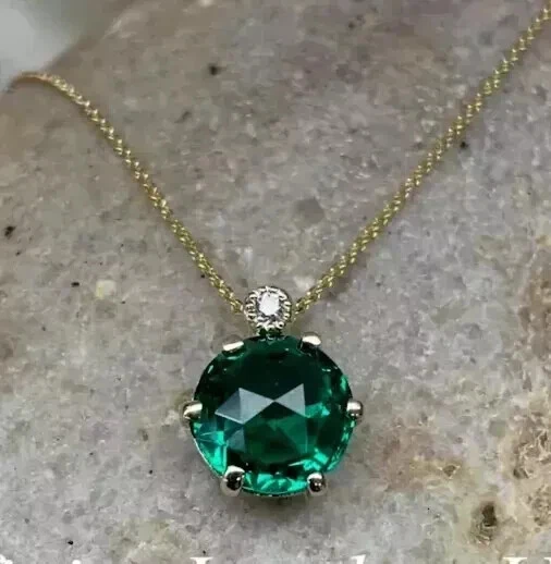 Colgante solitario esmeralda verde natural corte redondo de 3 quilates enchapado en oro amarillo de 14 k Foto 2 de 4