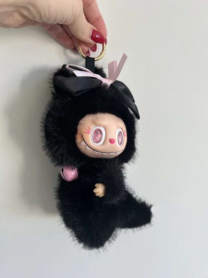 Llavero de Peluche Monstruo Negro - Lindo Muñeco de Peluche Gótico con Lazo Regalo de Cumpleaños Foto 2 de 4