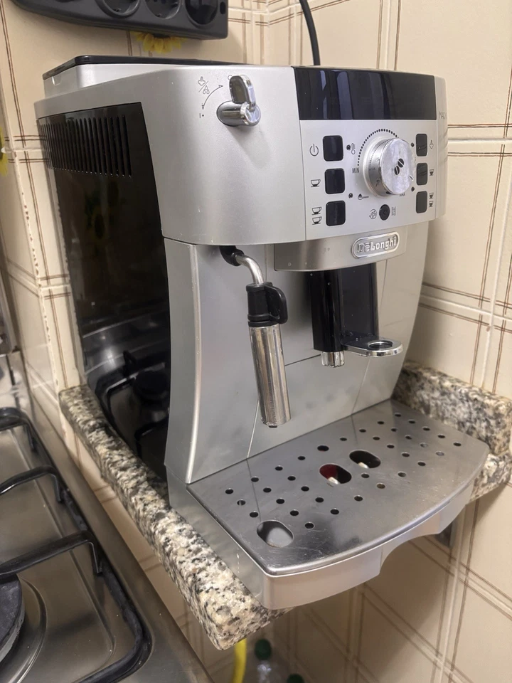 DeLonghi Magnifica S ECAM 22.110.SB, foto 1 di 2