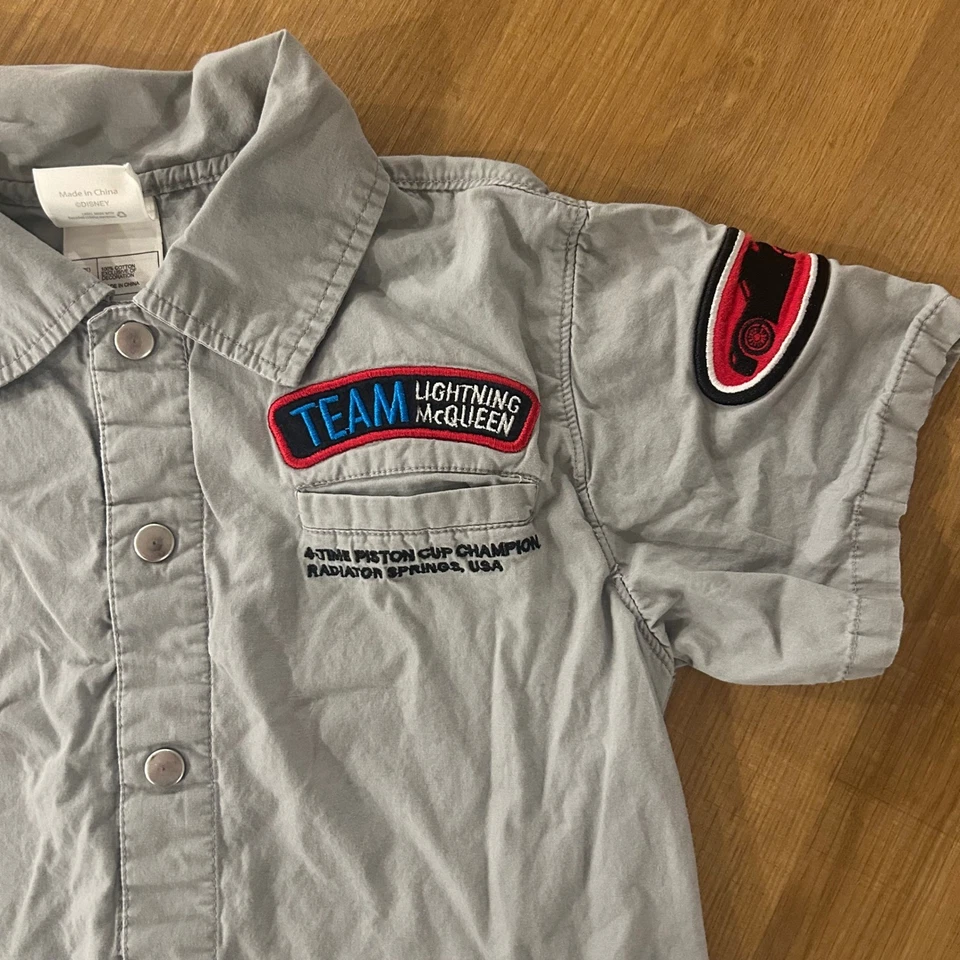 Camisa abotonada manga corta Lightning McQueen para niños Disney Store talla S 5/6 Foto 4 de 4