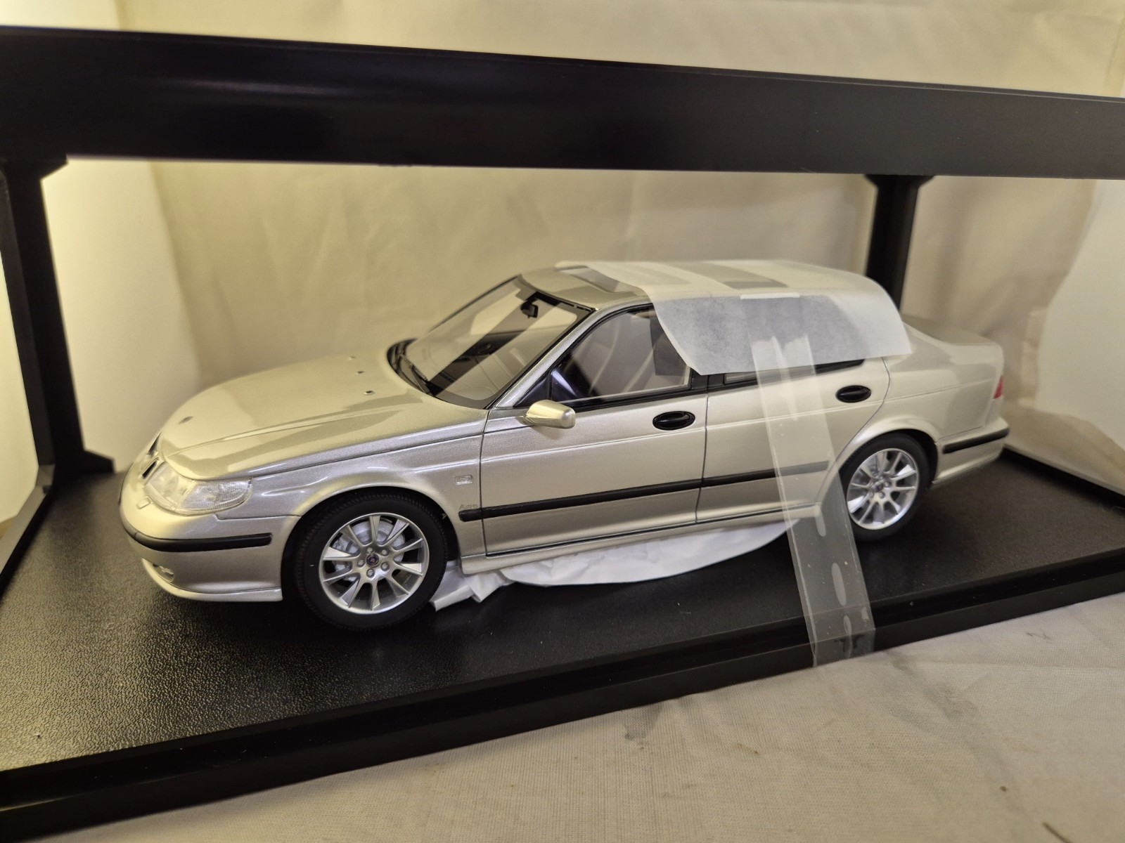 Miniature Saab 9-5 Turbo Aero 1998 Cult Models 1/18 argentée
