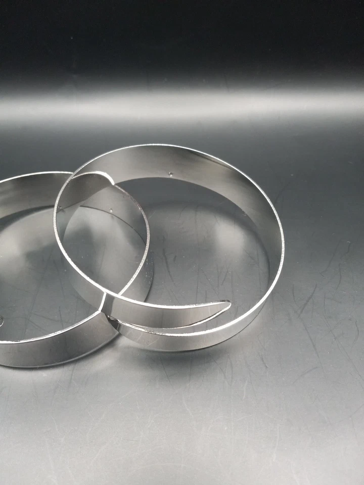 Par de pulseras ajustables de metal en tono plata para brazalete superior Foto 2 de 4