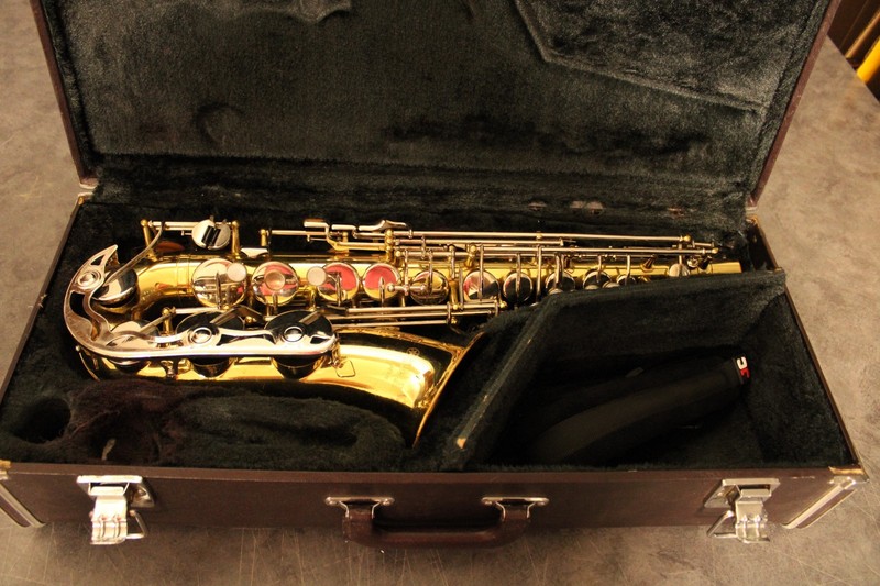 Saxophone Yamaha w/case no reserve