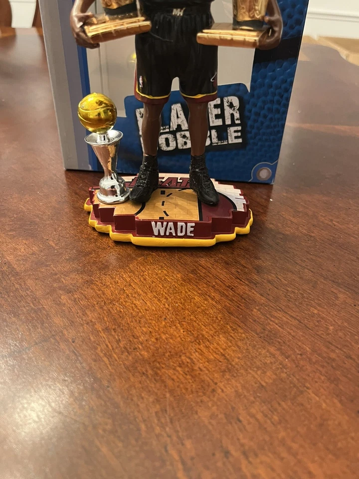 DWYANE WADE Miami Heat Legend 2x Campeón de las Finales de la NBA y Trofeo MVP Bobblehead Nuevo en Caja Foto 3 de 4