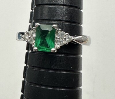 Avon NV Ladies Ring Silver Tone Emerald Colored Stone Costume Jewelry Size 7